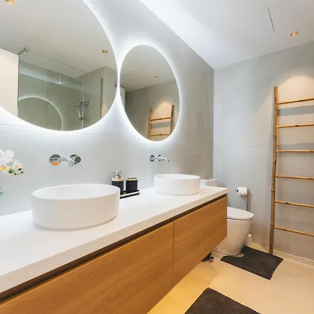 Designer Loft With Pool, With Gigantic Terrace And Private Parking & In The Centre דירה אדחה