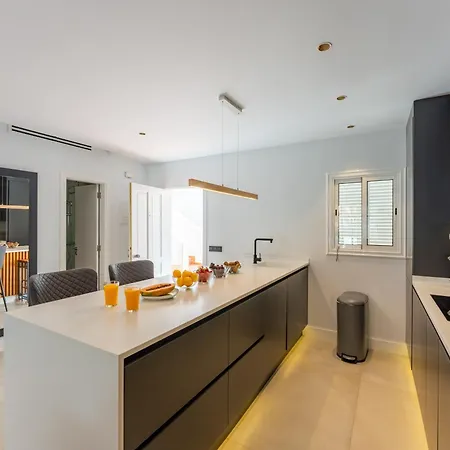 Designer Loft With Pool, With Gigantic Terrace And Private Parking & In The Centre אדחה