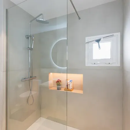 Designer Loft With Pool, With Gigantic Terrace And Private Parking & In The Centre דירה *