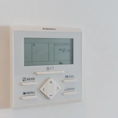 Designer Loft With Pool, With Gigantic Terrace And Private Parking & In The Centre דירה אדחה