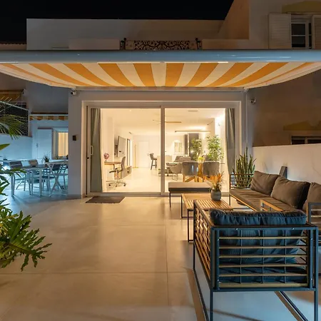 Designer Loft With Pool, With Gigantic Terrace And Private Parking & In The Centre Apartmán *
