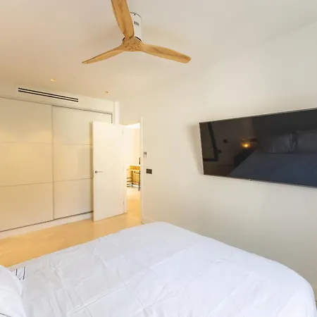 شقة Designer Loft With Pool, With Gigantic Terrace And Private Parking & In The Centre أذيخي
