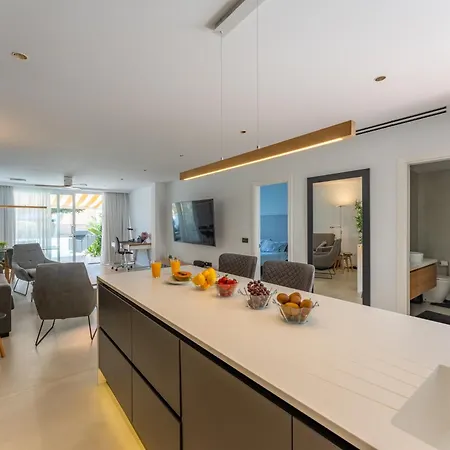 Designer Loft With Pool, With Gigantic Terrace And Private Parking & In The Centre شقة *