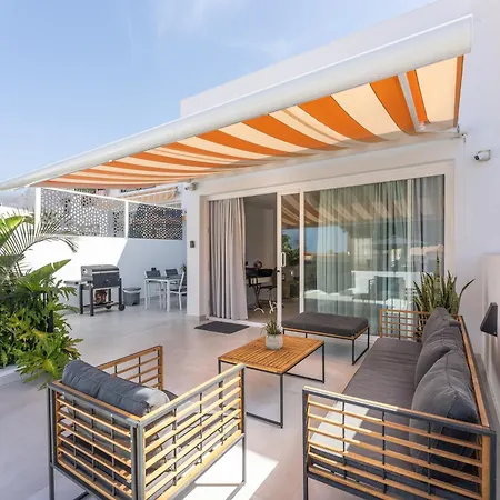 Designer Loft With Pool, With Gigantic Terrace And Private Parking & In The Centre شقة