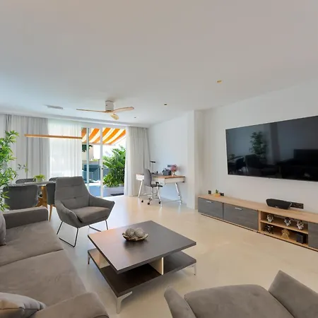 شقة Designer Loft With Pool, With Gigantic Terrace And Private Parking & In The Centre أذيخي