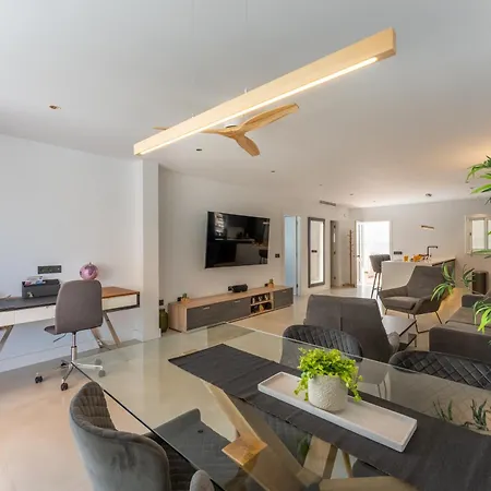Designer Loft With Pool, With Gigantic Terrace And Private Parking & In The Centre شقة *